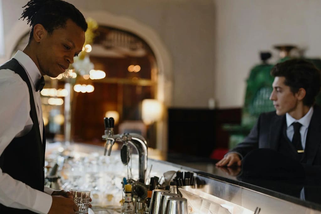 Barmen/Barmaid Nasıl Olunur? Görevleri, Gereken Eğitimler ve Yurtdışında Çalışma Şartları