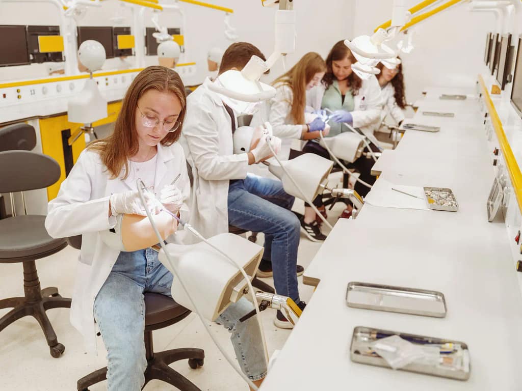 İstanbul Atlas Üniversitesi’nin diş hekimliği laboratuvarları